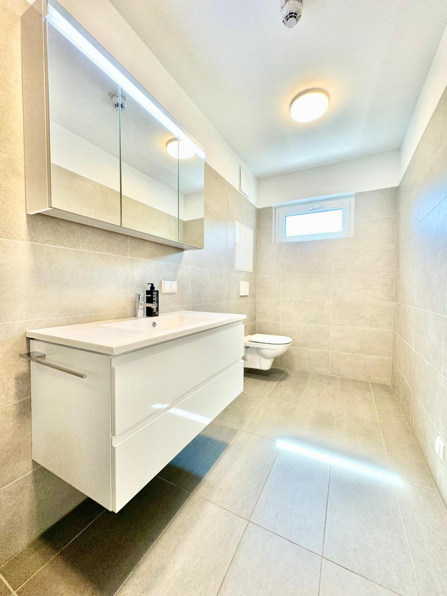 Stylische Wohnung Mit Balkon Wina Bagian luar foto
